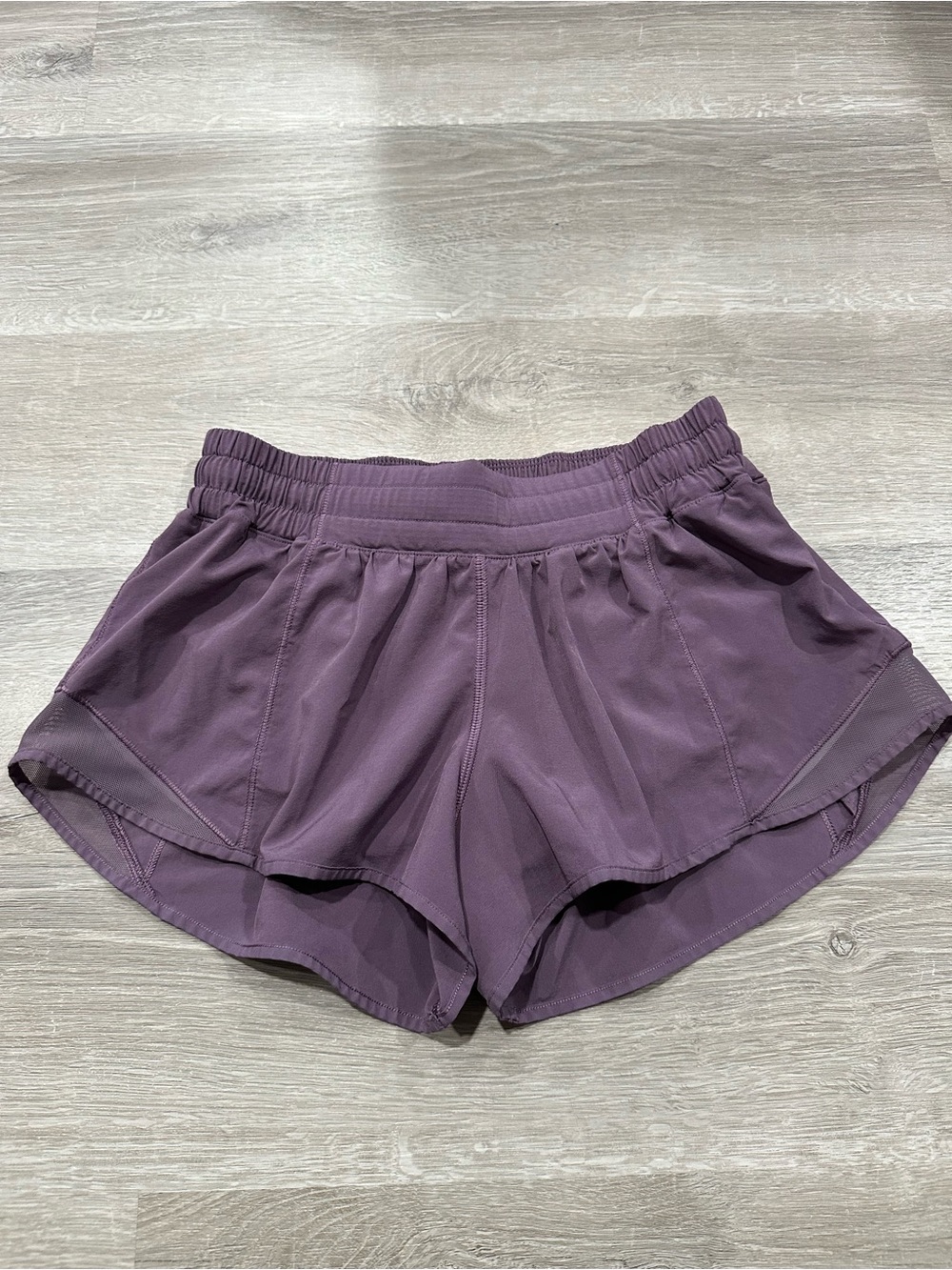 A62 Lululemon Hotty Hot II Shorts 2.5" Sz 6 Purple Athletic Lined Reflective Gym